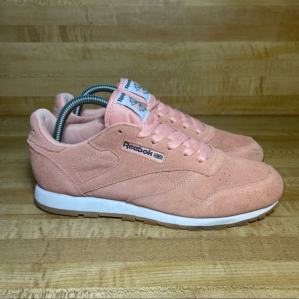 Womans Reebok classic leather/suede salmon‎ pink color Size 6 Model BS9328